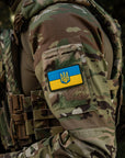 Aüfnaher Flagge der Ukraine mit Geprägtem Wappen PVC