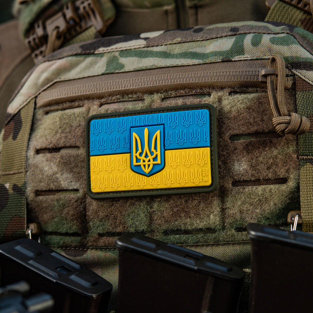 Aüfnaher Flagge der Ukraine mit Geprägtem Wappen PVC