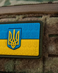 Aüfnaher Flagge der Ukraine mit Geprägtem Wappen PVC
