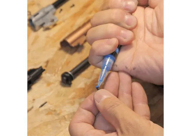 adhesive_4uad_4uantum_lock_thread_locker_removable_5_.jpg