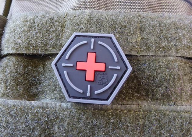 patch_jtg_3d_pvc_hexagon_tactical_medic_red_cross_-_blackmedic_2_.jpg